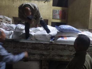 صورة سيارة نصف نقل محملة بـ4 طن دقيق مدعم معبأ في شكائر بيضاء