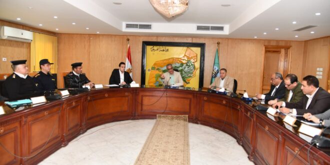 محافظ الفيوم يناقش استعدادات عيد الفطر المبارك