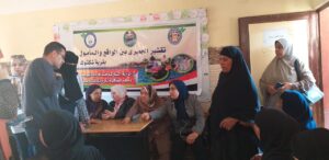 قافلة طبية توعوية للسيدات العاملات بتقشير الجمبري بالفيوم5