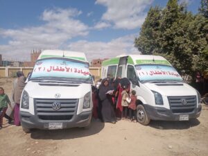 سيارات العيادات بالقافلة الطبية المجانية بقرية فرقص بطامية